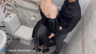 Повела пацыка трахаться в туалет, а то намёка он не понял