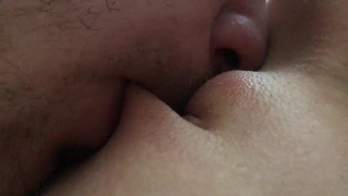 Любишь куни? Готов часами вылизывать твою пизду — крупный план