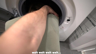 Сестренка зовёт на помощь? Момент не упущу, штаны с неё спущу ??