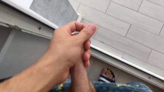 Я ей позы новые показываю, а она сквиртит струёй прям на болт