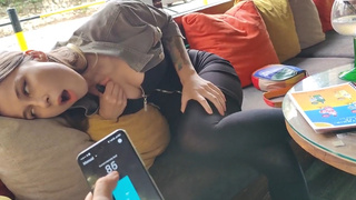 Ну не могу ж я публично трахнуть её — вот и дрочу дистанционно