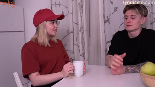 Курьерша такая обворожительная и хуец мне сосёт, как думаете, даст в писечку?