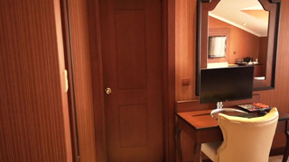 Не постеснялась, подставила узенькую письку на 1-ом же свидании