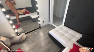 Мужичек только в задницу и пердолит, зато я научилась кончать от анала