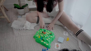 Разделась и теребонькает, а я просто хотел сиси азиатки посмотреть