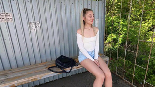 Да, дала за деньги первому встречному. Один раз — не давалка