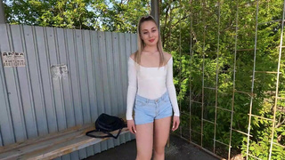 Да, дала за деньги первому встречному. Один раз — не давалка