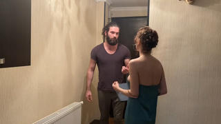 Да ты пойми, муженек через 10 минут придёт — успею только отсосать ??