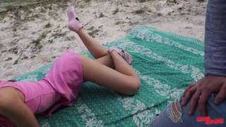 Незнакомка встала рачком у дерева и я понял, что никуда не опаздываю