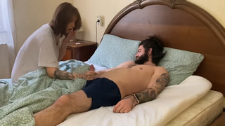 Ого, у брата стоит! Вот бы его кончи мне в ротик.. Решено — сосу