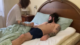 Ого, у брата стоит! Вот бы его кончи мне в ротик.. Решено — сосу