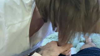 Ого, у брата стоит! Вот бы его кончи мне в ротик.. Решено — сосу