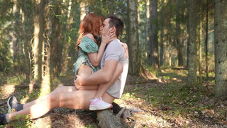 Держись, обворожительная (за болт) — а то когда ещё в лесу потрахаемся