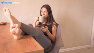 Красивая, забыла, кто в нашем доме хозяин? Придётся тебя наказать