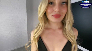 Отсосала, в позе раком встала и попу показывает.. Можно трахать матюрку?