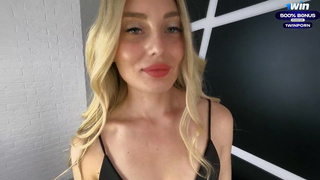 Отсосала, в позе раком встала и попу показывает.. Можно трахать матюрку?