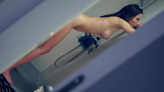 Ха, смотри, что заснял! Вот и твоя леди из-за этого моется долго