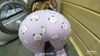 Как выебать соседа? Застрянь в стиралке, он тебя сам на писюн посадит