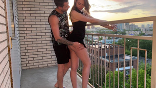 А нехуй без трусиков на балконе стоять — сама на писюн напросилась