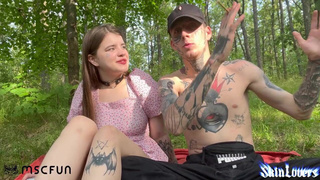 Принёс вибратор в лес, и я подрочила. А хуец показал — мы и поебались