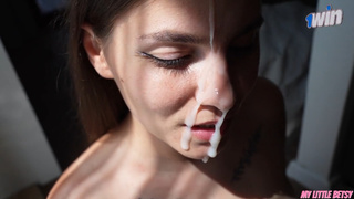 И в позе раком встала, и отсосала глубоко — ну а я кончей залил ей лицо