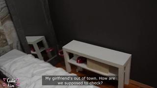 Соседка уже голенькая стоит, пора забыть про красавицу и изменить