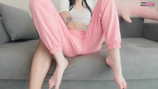 Ещё не выебал, а она уже сквиртит! Прелюдия далеко зашла..