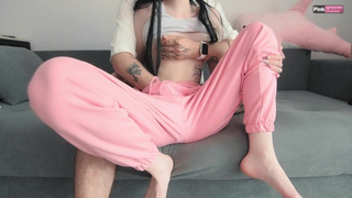 Ещё не выебал, а она уже сквиртит! Прелюдия далеко зашла..