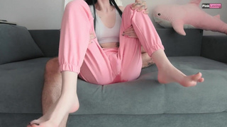 Ещё не выебал, а она уже сквиртит! Прелюдия далеко зашла..