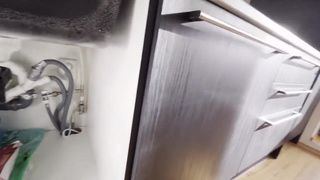 Мастер, трубы подтекают — уже раздетая стою, на секс намекаю