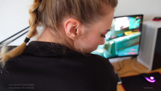 Знает, пока нектар в ротик не получит, не отстану — вот и даёт сразу