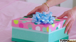 Симпатичная жопа жгучей брюнетки выебана любовником до жидкого кремпая