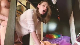 Русская сеструха застряла в диване и была выебана сводным братом