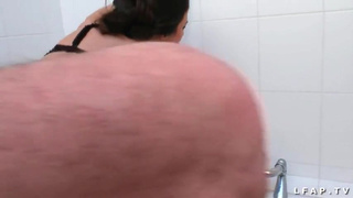 Чпокает в ванной свою тещу