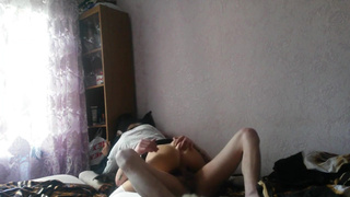 Брюнетка на болте в домашнем порно