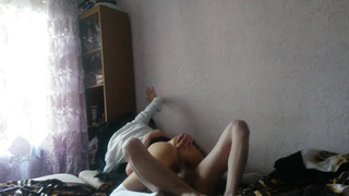 Брюнетка на болте в домашнем порно