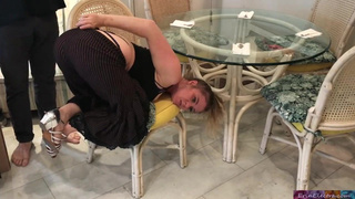 Сын трахнул полноватую мамочку застрявшую под кухонным столом