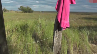 Жарит на улице возле сарая белокурую девушку в очках