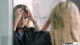 Чувак первый раз разрабатывает хуем анал юной блондинки