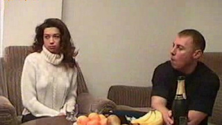 Юля и нетрезвый супруг шпилятся в позе по собачьи на постели