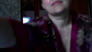 Старенькая русская веб модель дрочит огурцом и пальцами