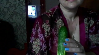 Старенькая русская веб модель дрочит огурцом и пальцами