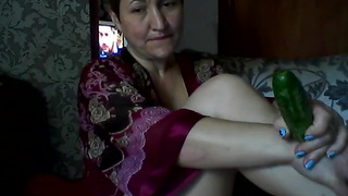 Старенькая русская веб модель дрочит огурцом и пальцами