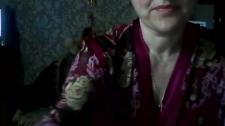 Старенькая русская веб модель дрочит огурцом и пальцами