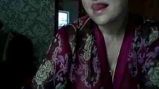 Старенькая русская веб модель дрочит огурцом и пальцами