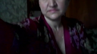 Старенькая русская веб модель дрочит огурцом и пальцами