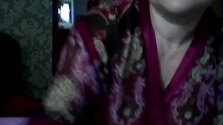 Старенькая русская веб модель дрочит огурцом и пальцами