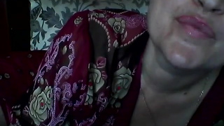 Старенькая русская веб модель дрочит огурцом и пальцами