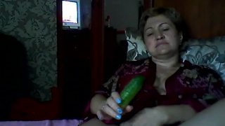 Старенькая русская веб модель дрочит огурцом и пальцами