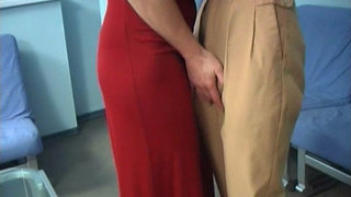 Белокурая мильфа потрахалась с наивным русским барменом в кафе